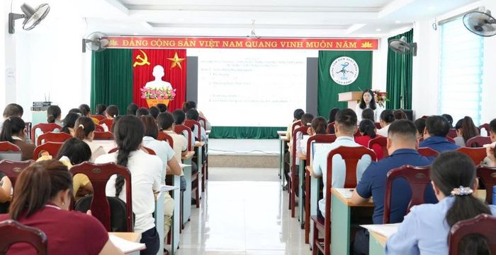 Các học viên dự lớp tập huấn.