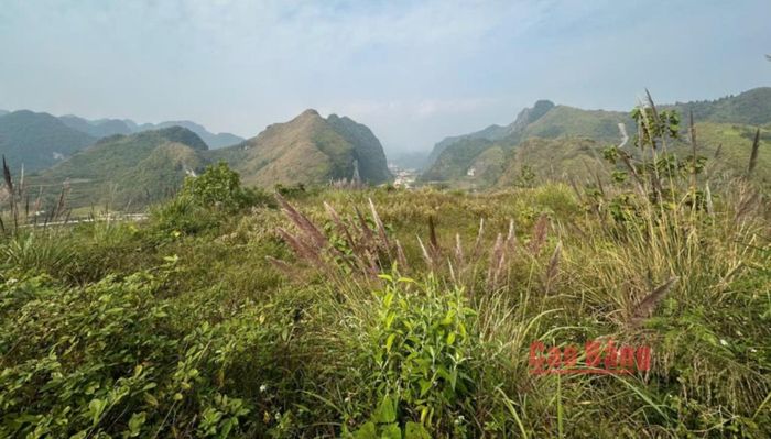 Dấu tích nền móng còn lại của Đồn Pháp tại xã Lý Quốc trên đỉnh núi Phja Rạc mang nhiều giá trị lịch sử trong vùng Công viên địa chất toàn cầu UNESCO Non nước Cao Bằng.