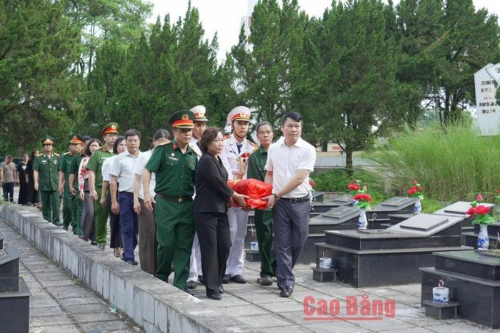Phó Chủ tịch UBND tỉnh Hà Nhật Lệ và các đại biểu thực hiện nghi thức an táng Liệt sĩ Lý Văn Coóng tại nghĩa trang Thanh Sơn, phường Thục Phán.
