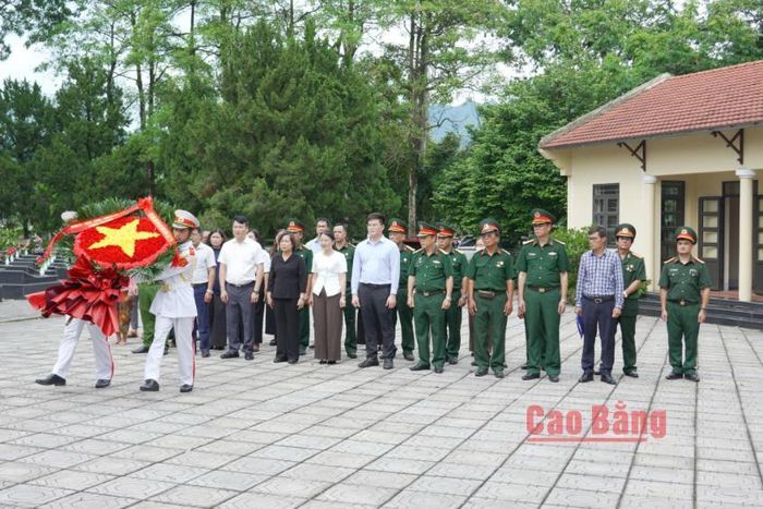 Các đại biểu tham gia Lễ truy điệu Liệt sĩ Lý Văn Coóng tại nghĩa trang Thanh Sơn, phường Thục Phán.