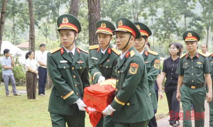 Liệt sĩ Mã Văn Gì được đồng đội, cán bộ, chiến sĩ, địa phương và gia đình an táng trong sự tri ân sâu sắc.