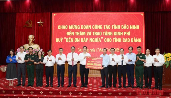 Tỉnh Bắc Ninh trao tặng kinh phí Quỹ “Đền ơn đáp nghĩa” cho tỉnh.