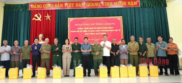Đoàn công tác tỉnh tặng quà cho các gia đình chính sách trên địa bàn xã Đàm Thủy.