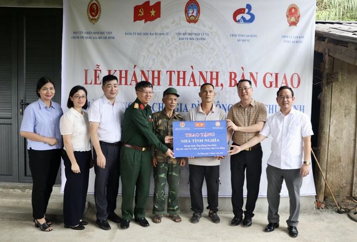 Đoàn công tác bàn giao nhà tình nghĩa cho gia đình ông Đặng Chu Minh, xóm Nà Chẵn, xã Tam Kim.