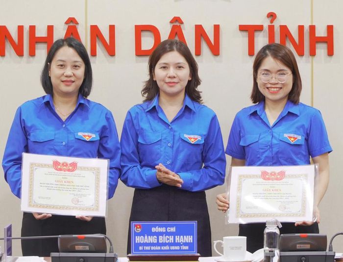 Ban Chấp hành Đoàn Khối UBND tỉnh tặng Giấy khen cho tập thể có thành tích xuất sắc trong công tác Đoàn và phong trào thanh niên trường học năm học 2025 - 2026.