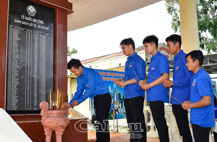Tuổi trẻ xã Phú Mỹ thành kính dâng hương tưởng niệm các anh hùng liệt sĩ tại bia ghi công ấp Xẻo Đước, tự nhắc nhở nhau về đạo lý "Uống nước nhớ nguồn".