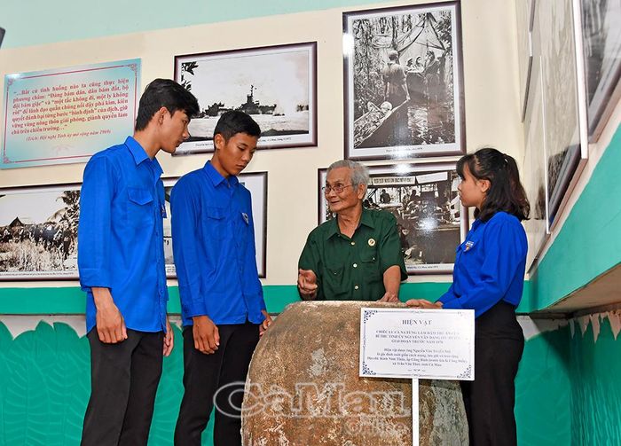 Cựu chiến binh chia sẻ với các đoàn viên, thanh niên về chiếc lu cà na, từng làm hầm trú ẩn của cán bộ giai đoạn trước năm 1970 tại vùng căn cứ.