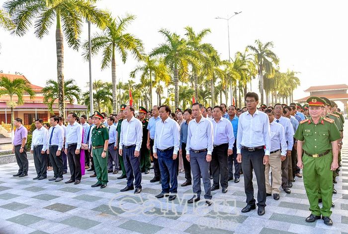 Các đồng chí lãnh đạo tỉnh và đại biểu dự lễ viếng tại Nghĩa trang Liệt sĩ xã Phước Long.