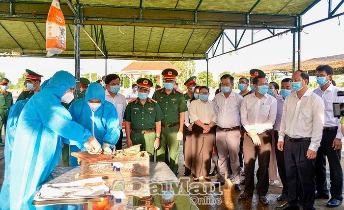 Lãnh đạo tỉnh và đại biểu đến khảo sát, chứng kiến lực lượng làm nhiệm vụ thực hiện quy trình lấy mẫu hài cốt liệt sĩ.