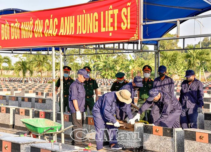 Lực lượng làm nhiệm vụ tiến hành khai quật phần mộ liệt sĩ chưa xác định thông tin.