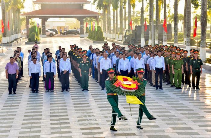 Nghi thức dâng hoa tưởng niệm các anh hùng liệt sĩ.