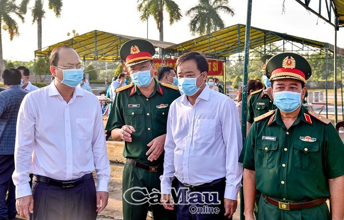 Đại tá Võ Thành Lê, Chính ủy Bộ Chỉ huy Quân sự tỉnh (thứ hai từ trái sang), báo cáo với lãnh đạo tỉnh về công tác tìm kiếm, quy tập và xác định danh tính hài cốt liệt sĩ.