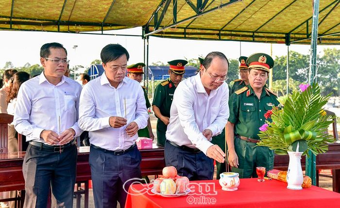 Các đồng chí lãnh đạo tỉnh dâng hương tưởng niệm các anh hùng liệt sĩ trước khi tiến hành lấy mẫu hài cốt liệt sĩ.