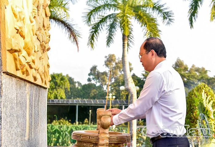 Bí thư Tỉnh ủy Nguyễn Hồ Hải dâng hương tri ân các anh hùng liệt sĩ, tại Đài Tổ quốc ghi công.