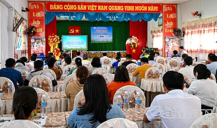 Phiên giao dịch việc làm tại phường Bạc Liêu có sự tham dự của các công ty, doanh nghiệp và đông đảo người lao động.