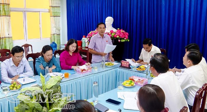 Phó Trưởng ban Pháp chế Trần Văn Hòa trao đổi về việc giải quyết hồ sơ trong lĩnh vực đất đai.