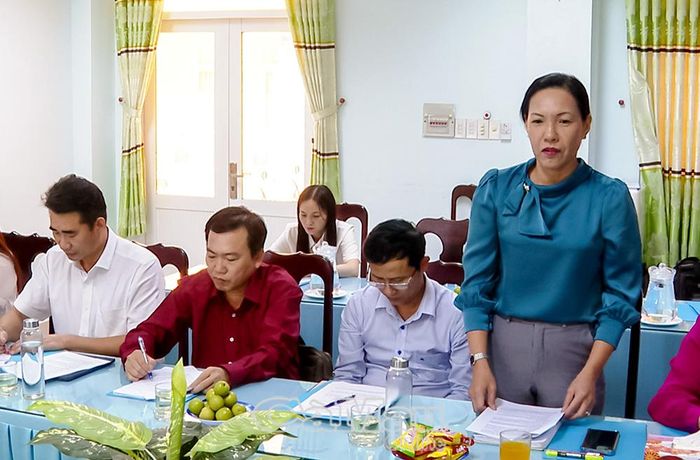Bà Trần Thị Huỳnh Dao, Trưởng ban Văn hóa - Xã hội, HĐND tỉnh, phát biểu ý kiến xoay quanh vấn đề nộp hồ sơ trực tuyến tại xã Vĩnh Lợi.