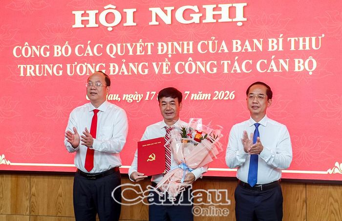 Bí thư Tỉnh ủy Nguyễn Hồ Hải và Phó Bí thư Tỉnh ủy, Chủ tịch Ủy ban MTTQ Việt Nam tỉnh Cà Mau Hồ Thanh Thủy trao Quyết định và tặng hoa chúc mừng đồng chí 