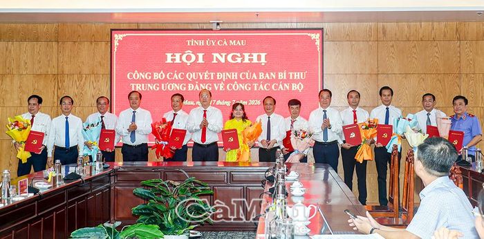Các đồng chí Thường trực Tỉnh ủy chụp ảnh lưu niệm, chúc mừng 9 đồng chí vừa được bổ sung vào Ban Chấp hành Đảng bộ tỉnh.