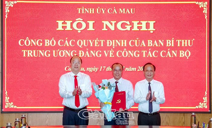 Bí thư Tỉnh ủy Nguyễn Hồ Hải và Phó Bí thư Tỉnh ủy, Chủ tịch HĐND tỉnh Phạm Văn Thiều trao Quyết định và tặng hoa chúc mừng đ