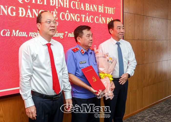  Bí thư Tỉnh ủy Nguyễn Hồ Hải và Phó Bí thư Tỉnh ủy, Chủ tịch UBND tỉnh Lữ Quang Ngời trao Quyết định và tặng hoa chúc mừng đồng chí Nguyễn Thanh Liêm, Viện trưởng Viện Kiểm sát nhân dân tỉnh.