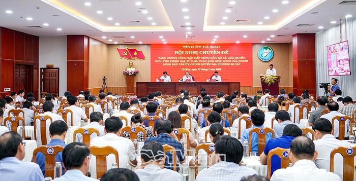  Đại biểu tham dự hội nghị tại hội trường UBND tỉnh.