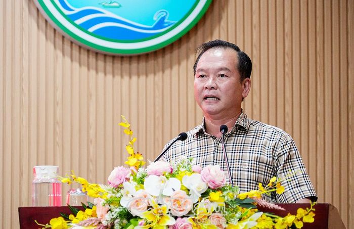  Đồng chí Mã Minh Tâm, Bí thư Đảng ủy xã Sông Đốc, tham luận về kết quả triển khai Đề án số 03 của Ban Thường vụ Tỉnh ủy.