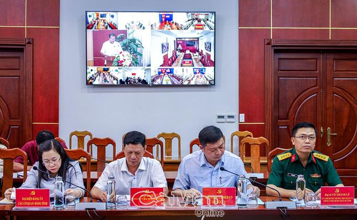 Hội nghị được kết nối trực tuyến đến các điểm cầu 64 xã, phường trên địa bàn tỉnh.