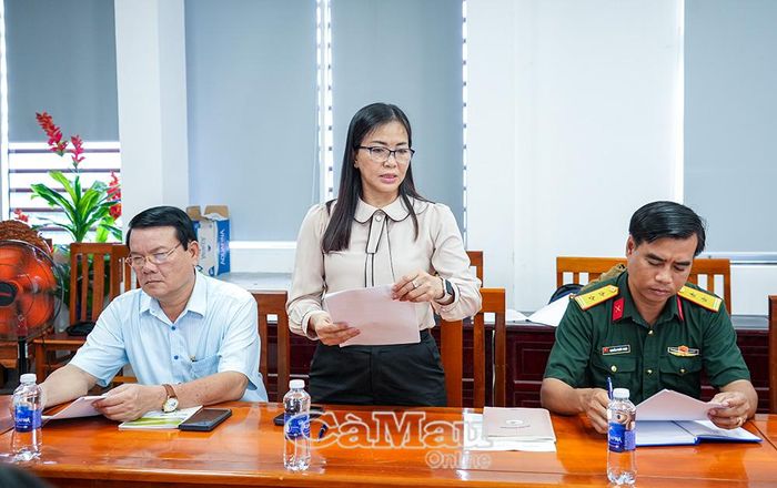  Phó Chủ tịch UBND xã Long Điền Hoàng Thúy Nga báo cáo tiến độ thực hiện các công trình, phần việc thuộc chương trình.