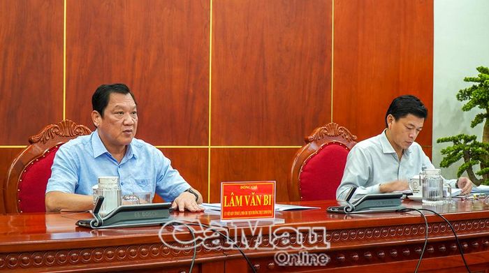  Ủy viên Ban Thường vụ Tỉnh ủy, Phó Chủ tịch Thường trực UBND tỉnh Lâm Văn Bi và đại biểu dự hội nghị tại điểm cầu Cà Mau.