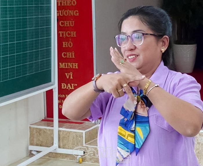 Giảng viên hướng dẫn các phương pháp sư phạm hòa nhập.
