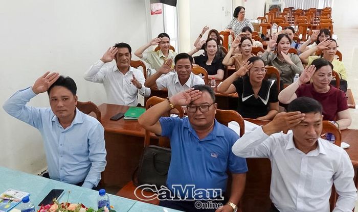  Các học viên là giáo viên thực hành kỹ năng giao tiếp và tiếp cận thực tế với học sinh khuyết tật.