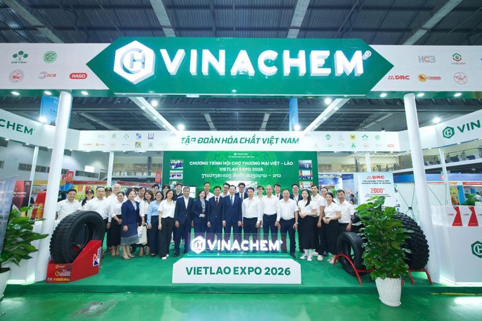 Đoàn công tác của Tập đoàn Hóa chất Việt Nam tại gian hàng của Vinachem tại VIETLAO EXPO 2026