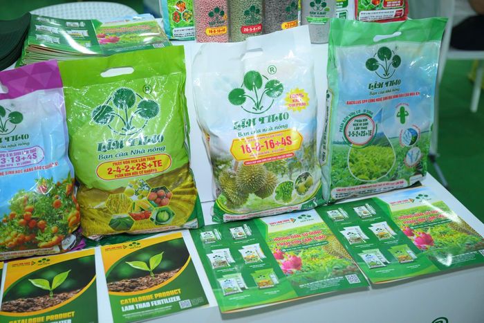 Tại triển lãm, Supe Lâm Thao giới thiệu nhiều dòng sản phẩm chủ lực đã tạo dựng uy tín trên thị trường như phân bón NPK-S Lâm Thao, NPK-S vi sinh, phân bón hữu cơ khoáng, cùng nhiều công thức chuyên dùng phù hợp với từng loại cây trồng và từng giai đoạn sinh trưởng.