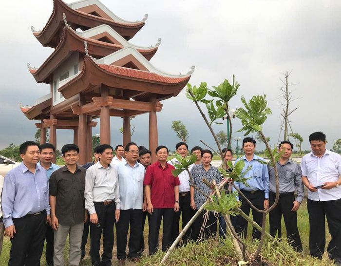 Các đại biểu tham quan không gian Khu lưu niệm Danh nhân Lê Quý Đôn tại xã Lê Quý Đôn, tỉnh Hưng Yên. Ảnh: Lê Trọng Nam