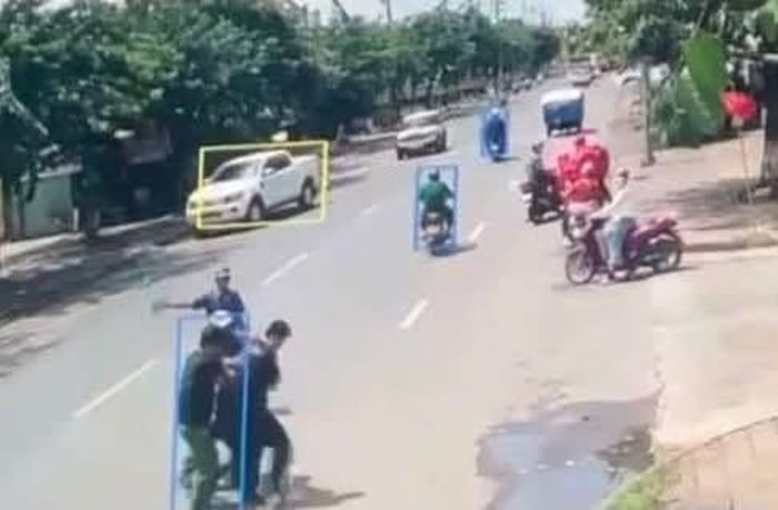 Anh N. bị khống chế, đưa đến Bệnh viện Tâm thần Trung ương 2 để khám, điều trị. Ảnh: CA TP Đồng Nai.