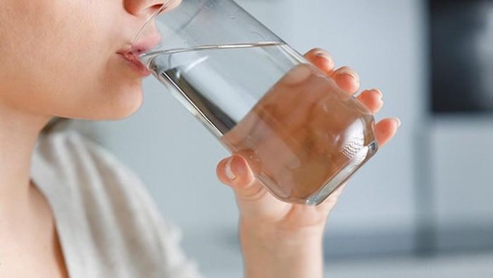 Uống đủ nước, vận động thường xuyên và ngủ đúng giờ là những thói quen giúp bảo vệ sức khỏe và kéo dài tuổi thọ. Ảnh minh họa