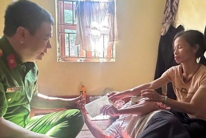 Công an xã Mường Hoa thăm hỏi, động viên ông Sấu sau khi ông trở về với gia đình an toàn. Ảnh: CA tỉnh Phú Thọ. 