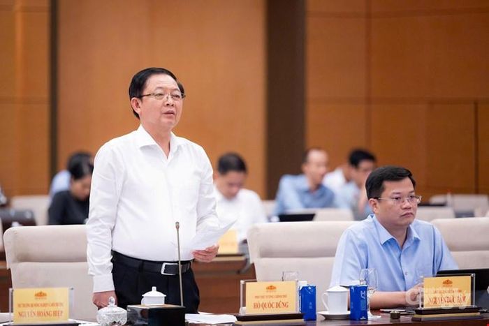 Phó Thủ tướng Chính phủ Hồ Quốc Dũng giải trình ý kiến của các thành viên Ủy ban Thường vụ Quốc hội. Ảnh: Quochoi.vn