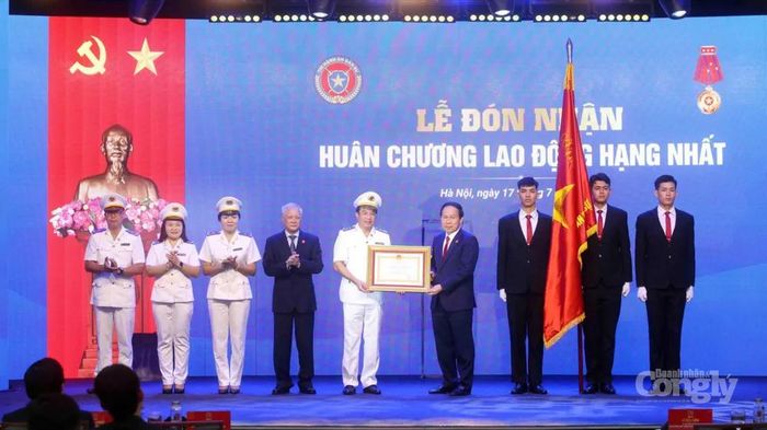  Phó Thủ tướng Lê Tiến Châu trao tặng Huân chương Lao động hạng Nhất cho Cục Quản lý THADS, Bộ Tư pháp. Ảnh: Cẩm Hà