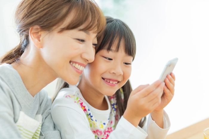 Nghỉ hè, cha mẹ nên cùng con thống nhất những quy tắc rõ ràng về thời gian sử dụng điện thoại mỗi ngày
