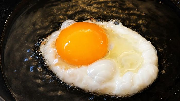 Không nên chiên trứng ngập dầu hoặc chiên quá cháy
