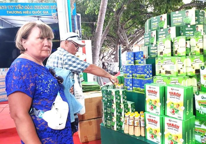 Nhiều du khách nước ngoài tham quan mua hàng tại hội chợ đặc sản