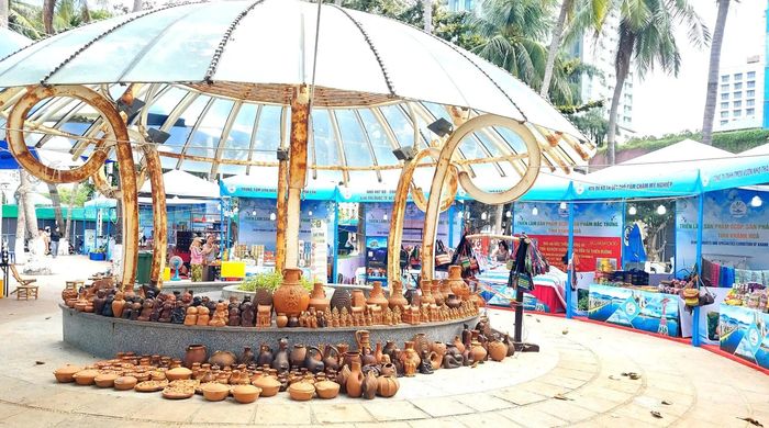 Không gian trưng bày gốm Bầu Trúc tại trung tâm Tuần lễ hội