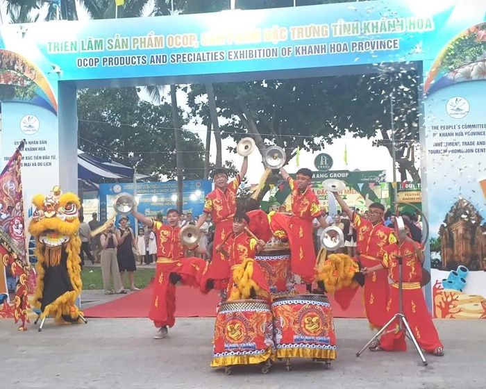 Chương trình hoạt náo biểu diễn múa lân, múa trống khởi động Tuần lễ hội