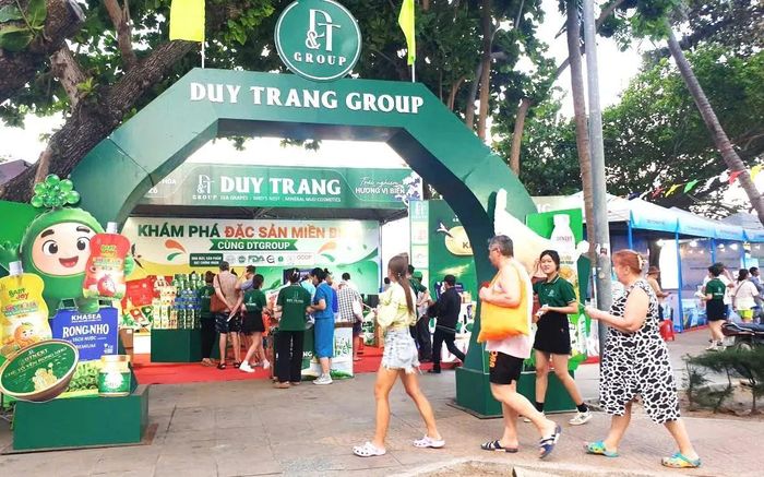 Một trong những gian hàng thu hút đông người tiêu dùng địa phương và du khách tham quan, thưởng thức và mua sắm