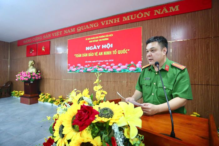 Trung tá Huỳnh Quốc Hùng, Trưởng Công an phường Cầu Kiệu phát biểu tại Ngày hội