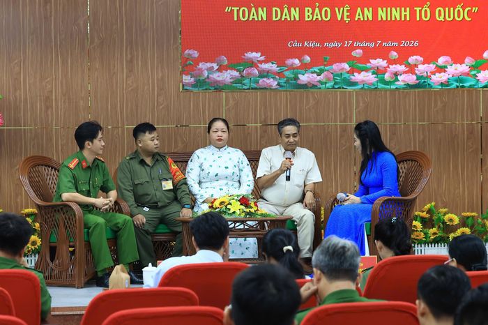 Giao lưu các gương điển hình trong phong trào