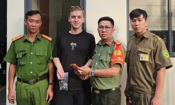 Anh Daniil nhận lại số tài sản thất lạc từ Công an phường Đông Hưng Thuận