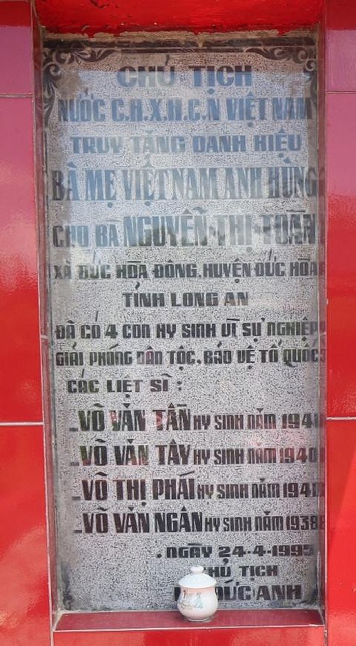 Tấm bia trước mộ của "Bà mẹ Việt Nam Anh hùng" Nguyễn Thị Toàn